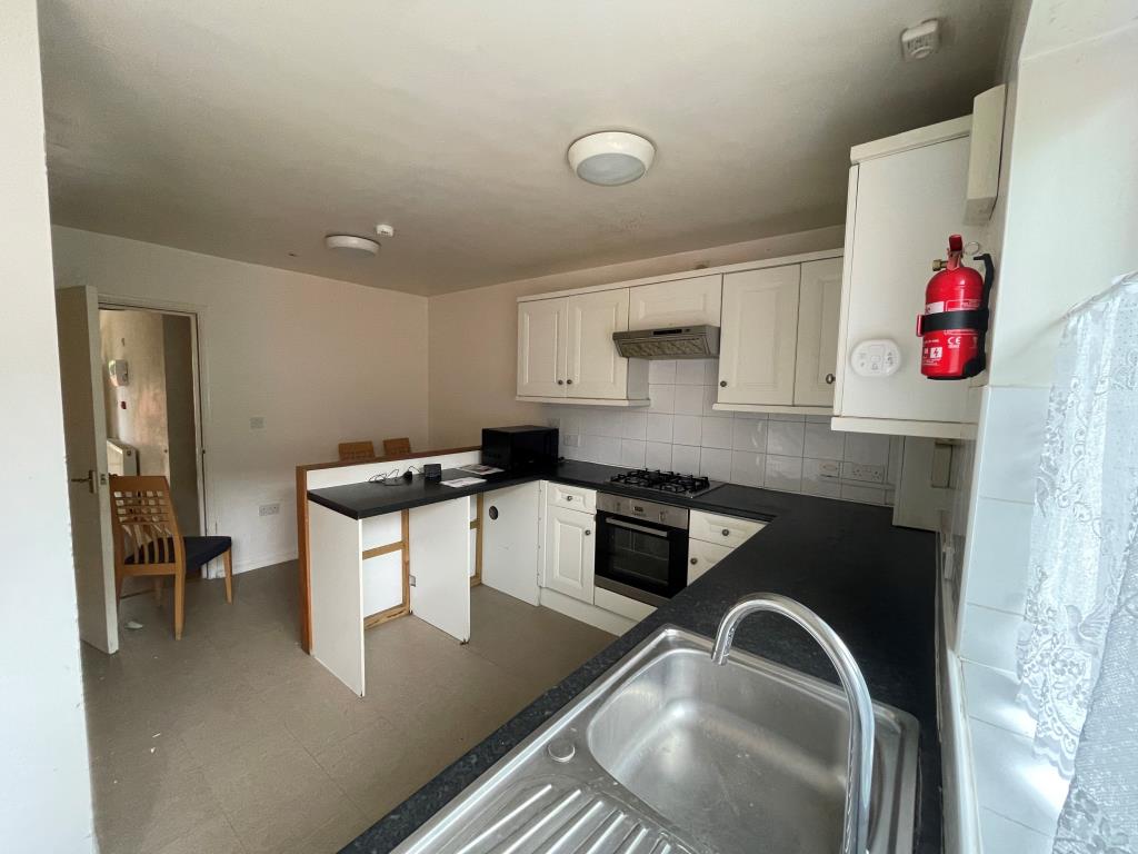 Lot: 15 - SIX LETTING ROOMS ALL WITH EN-SUITES - Communal kitchen